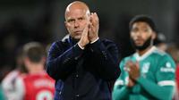 Pelatih&nbsp;Liverpool asal Belanda, Arne Slot, bertepuk tangan kepada para penggemar setelah peluit akhir pertandingan&nbsp;Premier League&nbsp;Inggris antara Brentford dan Liverpool di Stadion Komunitas Gtech, London, Minggu (26-10-2025) dini hari WIB. (Glyn KIRK/AFP)