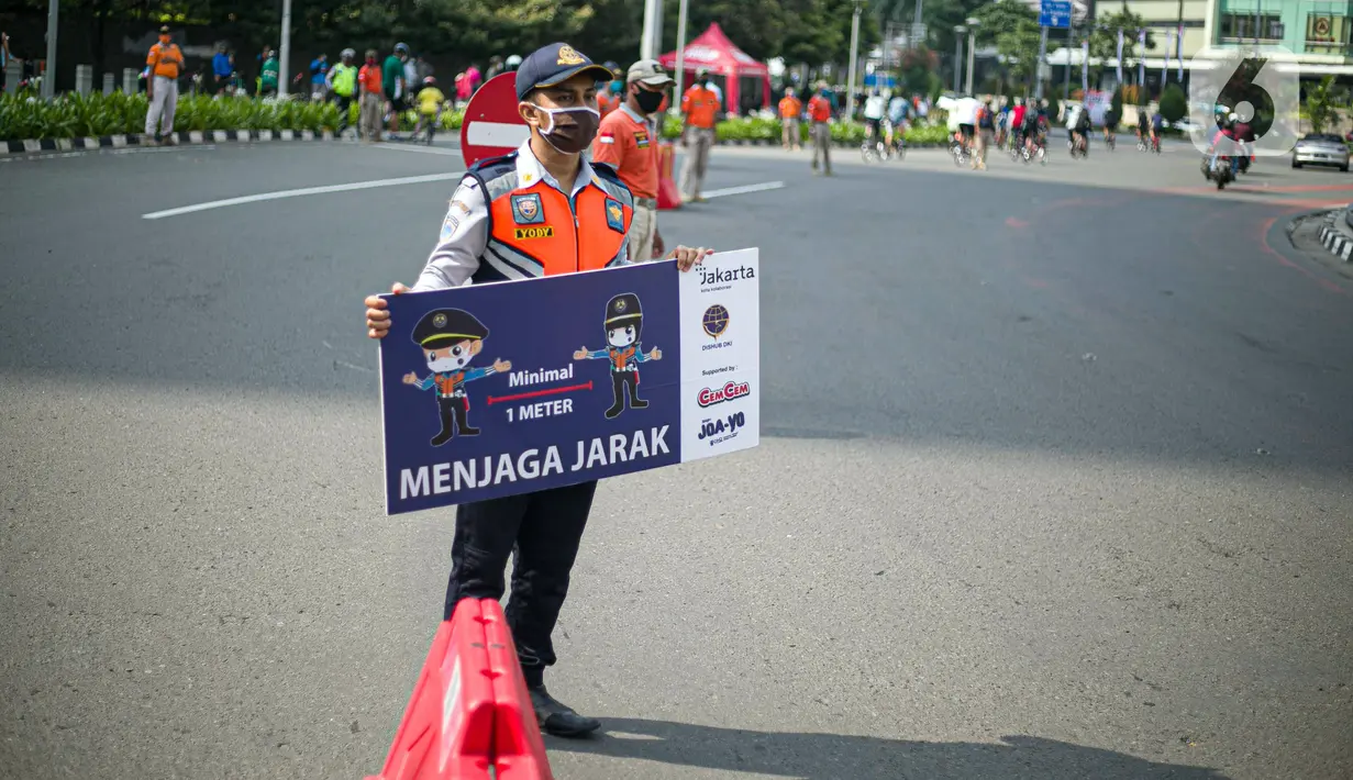 Petugas Dishub mensosialisasikan protokol kesehatan di kawasan Bundaran HI, Jakarta Pusat, Minggu (8/11/2020). Wagub DKI Jakarta Ahmad Riza Patria mengatakan pihaknya kembali memberlakukan PSBB transisi karena kasus COVID-19 di masa transisi dua belakangan ini semakin membaik. (Liputan6.com/Fanani)
