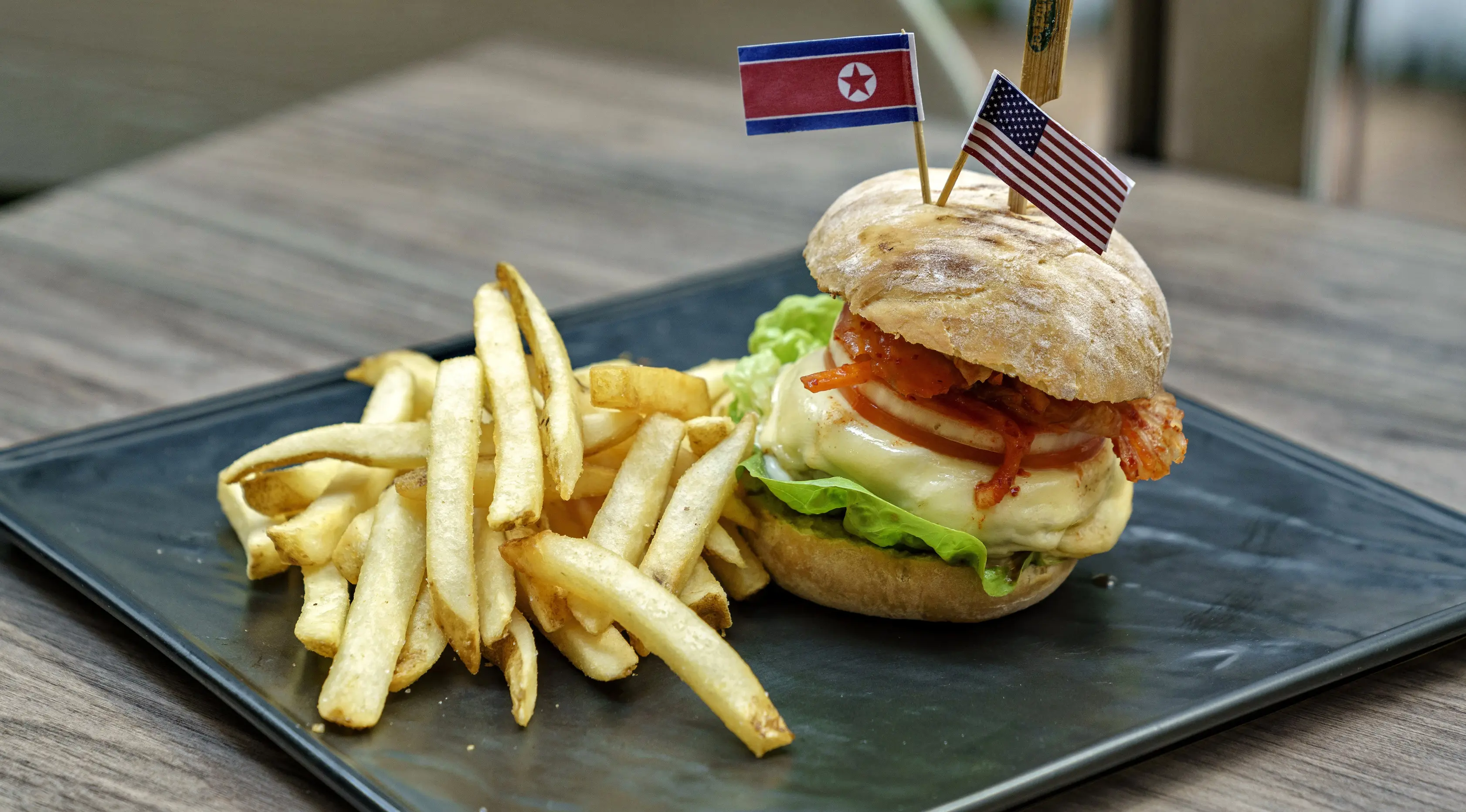 Menu burger kimchi dengan nama Cowboy Kimchi Burger disajikan sebuah restoran di Singapura, 6 Juni 2018. Makanan itu memanfaatkan momentum pertemuan Donald Trump dan Pemimpin Korea Utara Kim Jong-un di Singapura 12 Juni nanti. (AFP/Nicholas YEO)