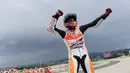 Aksi pembalap Honda MotoGP, Marc Marquez, saat menjadi yang tercepat di GP Katalunya, Montmelo, Barcelona, (15/6/2014). (REUTERS/Josep Lago)