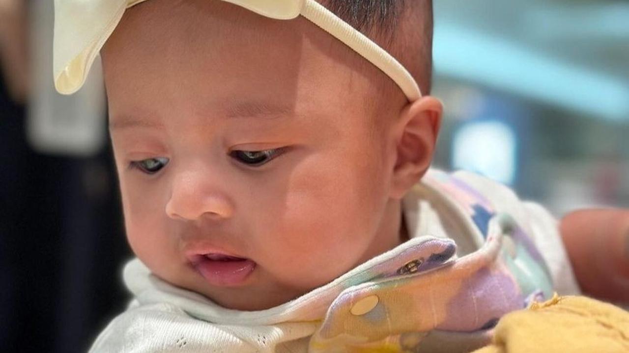 Tak sedikit dari para netizen yang menyebut Baby Lily memiliki paras yang cantik.
