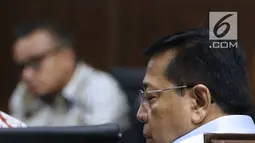 Terpidana korupsi e-KTP, Setya Novanto (kanan) saat menjadi saksi sidang lanjutan dugaan korupsi pengadaan e-KTP dengan terdakwa Irvanto Hendra Pambudi dan Made Oka Masagung di Pengadilan Tipikor, Jakarta, Selasa (18/9). (Liputan6.com/Helmi Fithriansyah)