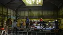Para petinju melakukan peregangan setelah mengikuti sesi latihan di sebuah pusat olahraga di Banda Aceh (24/8/2020). (AFP Photo/Chaideer Mahyuddin)