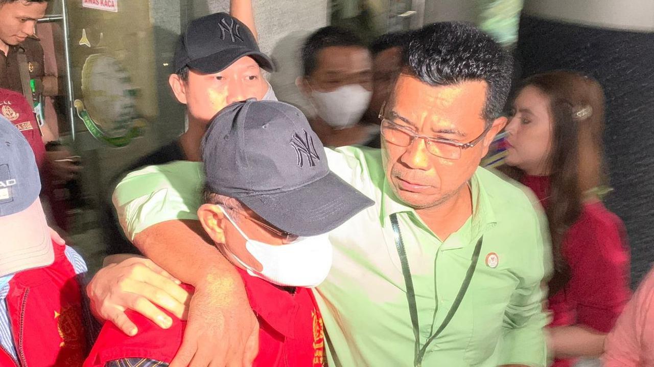 Kasi Penkum Kejati Sumsel Vanny Yulia Eka Sari mengungkapkan, keduanya berstatus tersangka karena penyidik menemukan alat bukti cukup dan pemeriksaan yang dilakukan. Sejauh ini penyidik telah meminta keterangan 65 saksi.&nbsp;