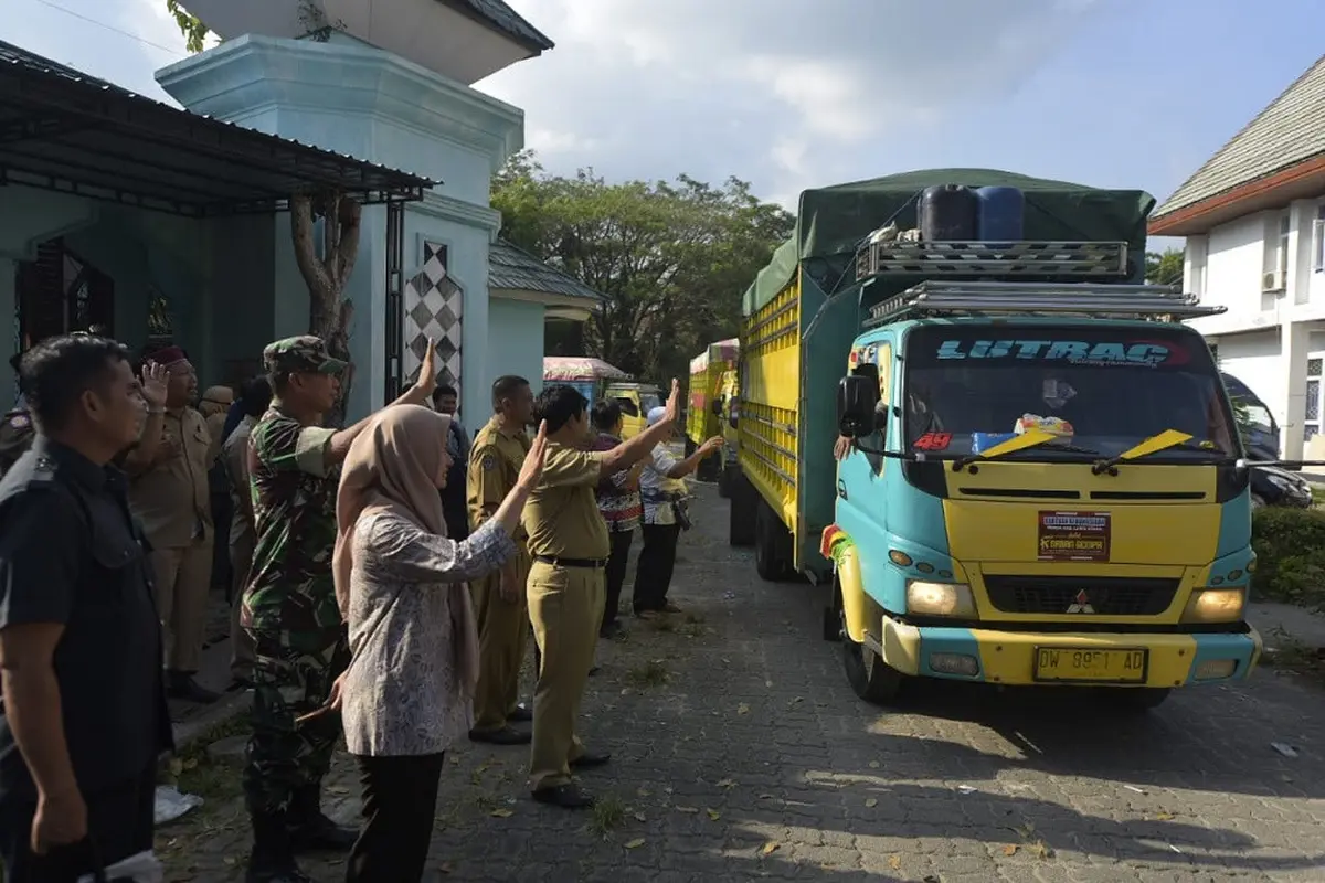 Bupati cantik Indah Putri Indriani saat melepas bantuan untuk gempa Palu (Humas Pemkab Luwu Utara/ Eka Hakim)