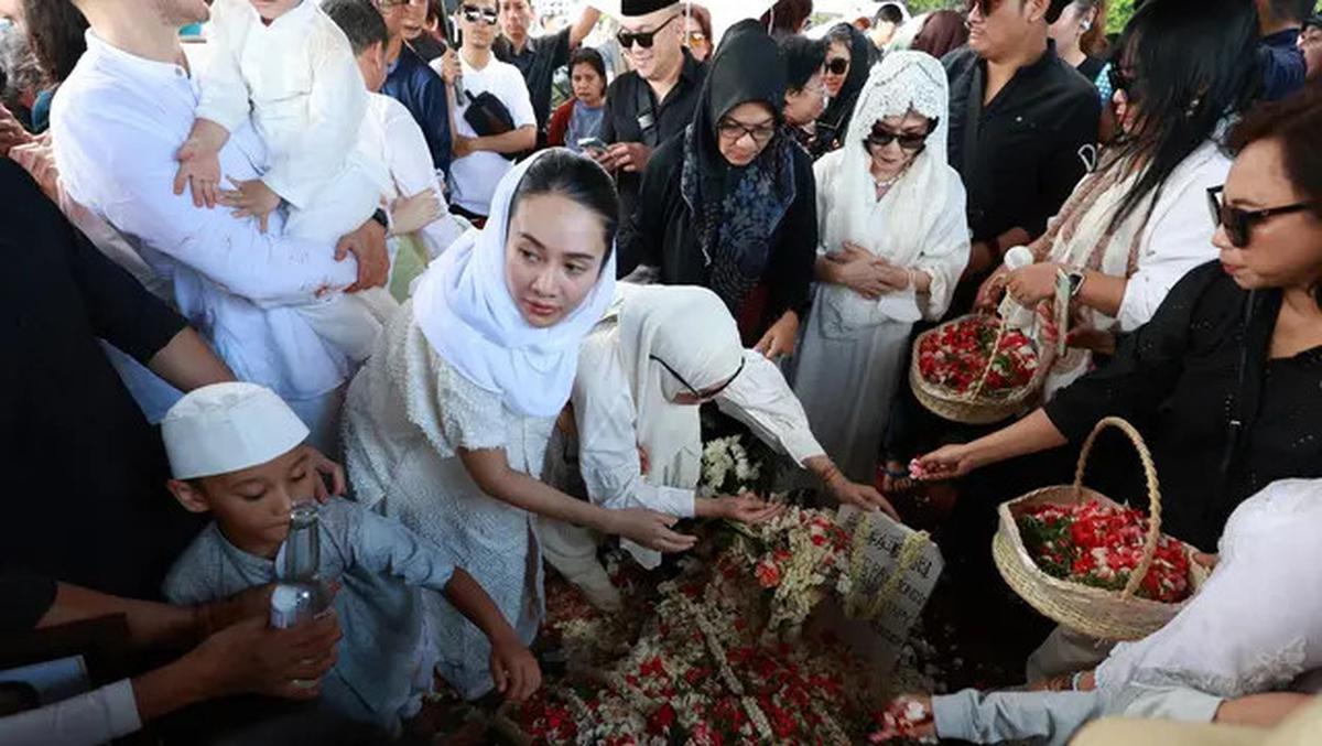 Suasana Haru Selimuti Pemakaman Aktor Senior Ray Sahetapy