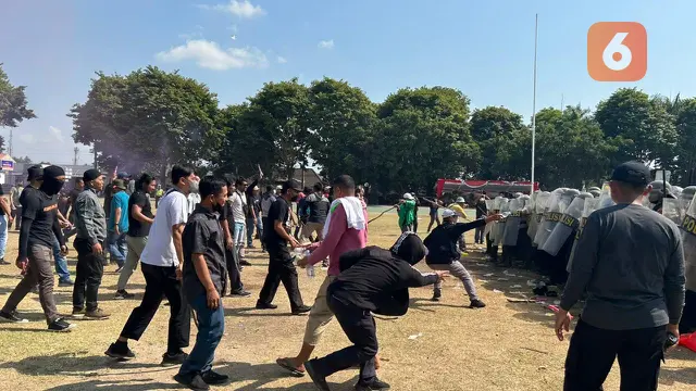 Simulasi kerusuhan Pemilihan Umum, Bentrok Warga dengan Polisi