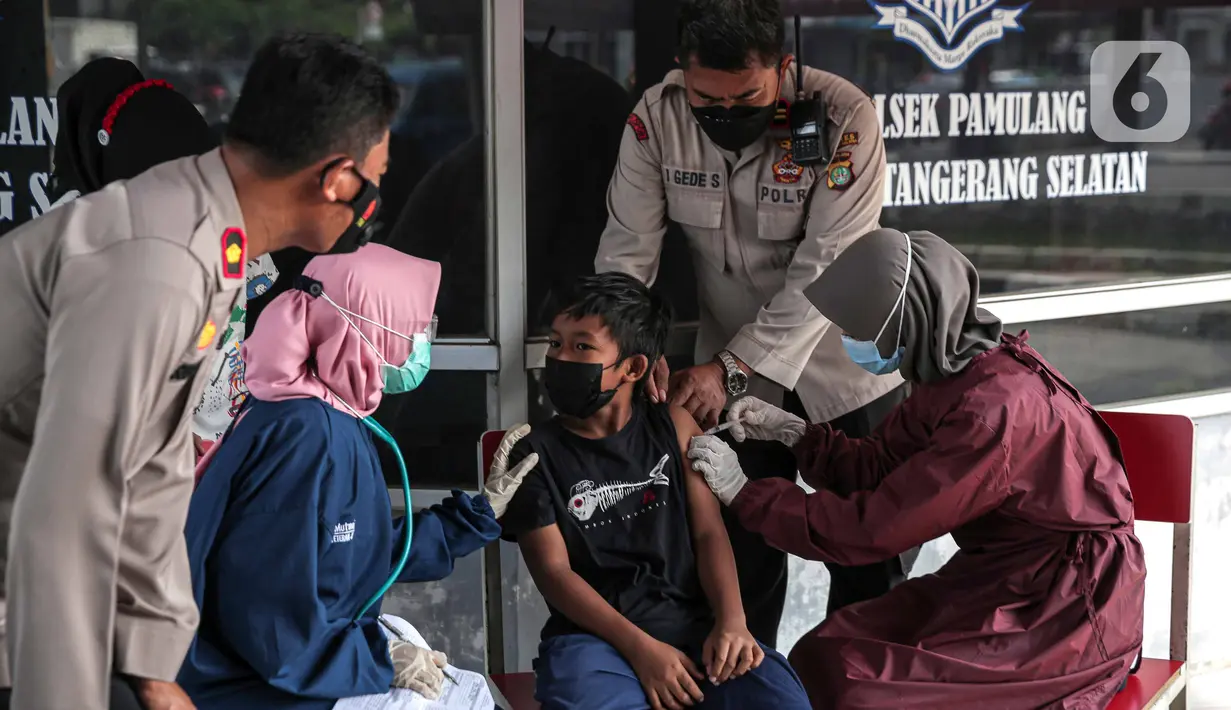Petugas kesehatan menyuntikkan vaksin COVID-19 Sinovac kepada anak di Pospol Polsek Pamulang, Tangerang Selatan, Banten, Kamis (6/1/2022). Vaksinasi dilakukan guna mendukung tercapainya target nasional vaksinasi anak sebanyak 26 juta di seluruh Indonesia. (Liputan6.com/Faizal Fanani)