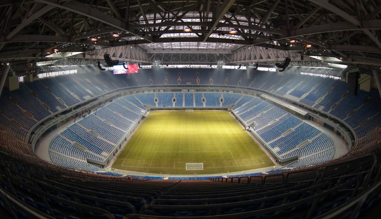  Pemandangan di dalam stadion sepak bola dengan kursi berwarna biru dan rumput lapangan stadion akan menjadi tuan rumah untuk beberapa pertandingan sepak bola Piala Dunia 2018 di St.Petersburg, Rusia, (29/12/2016). (AP Photo / Dmitri Lovetsky)