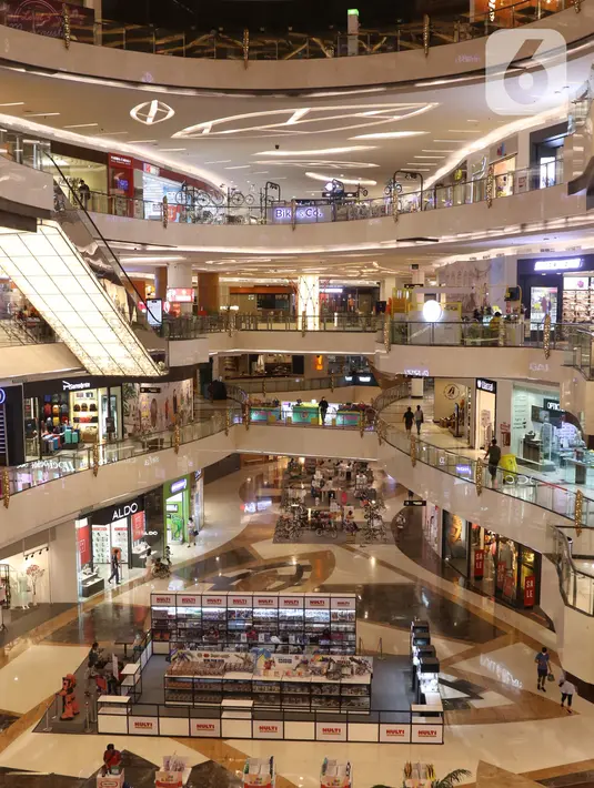 Suasana Lippo Mall Kemang, Jakarta, Jumat (2/7/2021). Penutupan operasional gedung pusat perbelanjaan sebagai langkah pembatasan kegiatan masyarakat dalam upaya Pemerintah menekan angka penyebaran Covid-19. (Liputan6.com/Angga Yuniar)