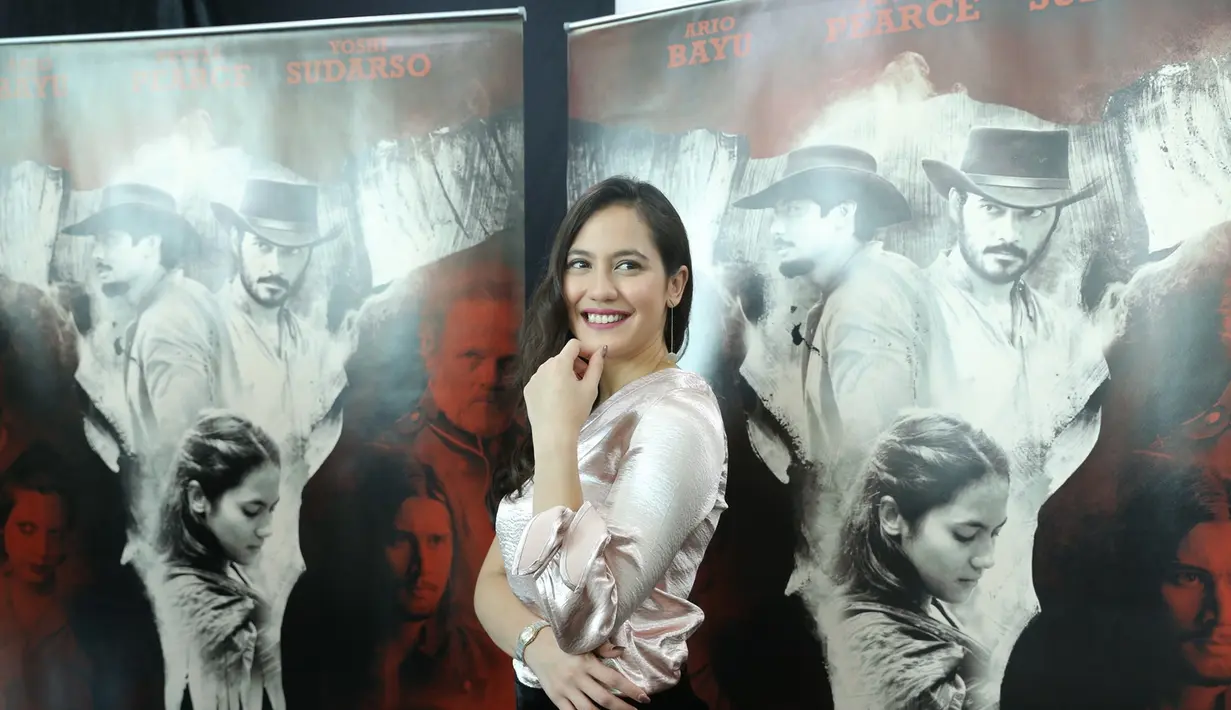 Sebagai aktor/aktris, ia mengaku selalu ingin mencoba hal baru yang belum pernah dilakoninya. Termasuk dalam film Buffalo Boys. Perempuan 25 tahun itu memerankan karakter Kiona. (Daniel Kampua/Bintang.com)