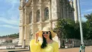 Kali ini wanita yang punya hobi mendaki gunung itu mengenakan pakaian bernuansa kuning. Terlihat outfit crop top Febby kompak dengan warna senada. Begitu pula topi yang ia kenakan tampak cokelat kekuningan. (Liputan6.com/IG/@febbyrastanty).
