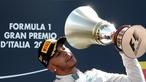 Lewis Hamilton kembali menjadi juara F1GP Seri Italia di Sirkuit Monza, Minggu (6/9/2015). (Reuters/Max Rossi)