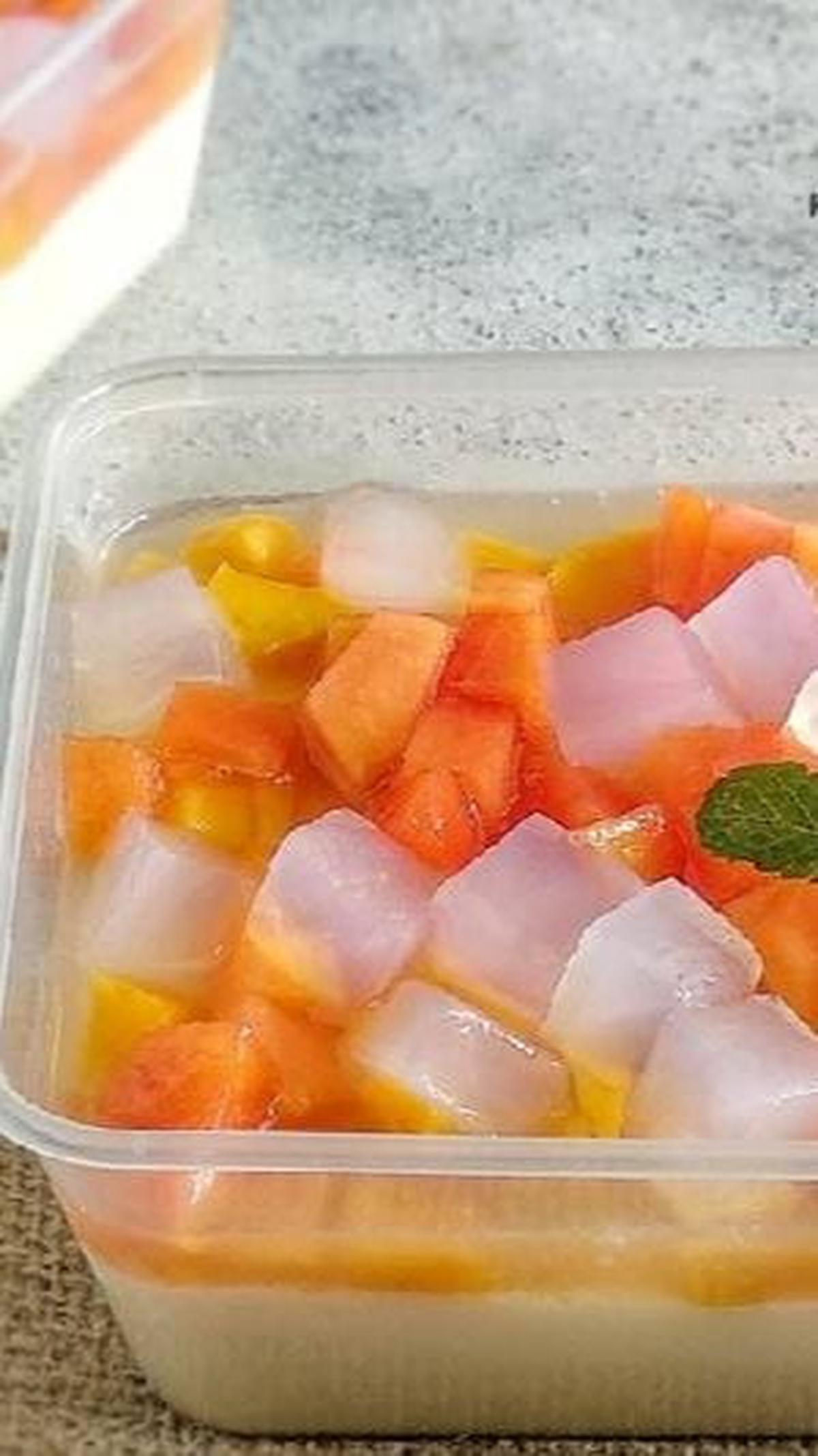 3. Puding Es Buah Segar