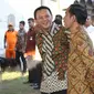 Presiden Jokowi dan Gubernur Ahok saat memberikan sembako di kawasan Cilincing, Jakarta, Kamis (3/9/2015). (Liputan6.com/Gempur M Surya)