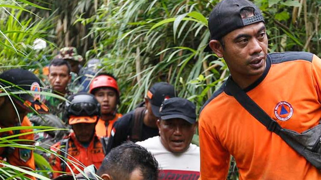 Sulitnya medan dan tingginya intensitas erupsi Gunung Marapi membuat upaya evakuasi yang dilakukan tim SAR gabungan tidak bisa berjalan baik.