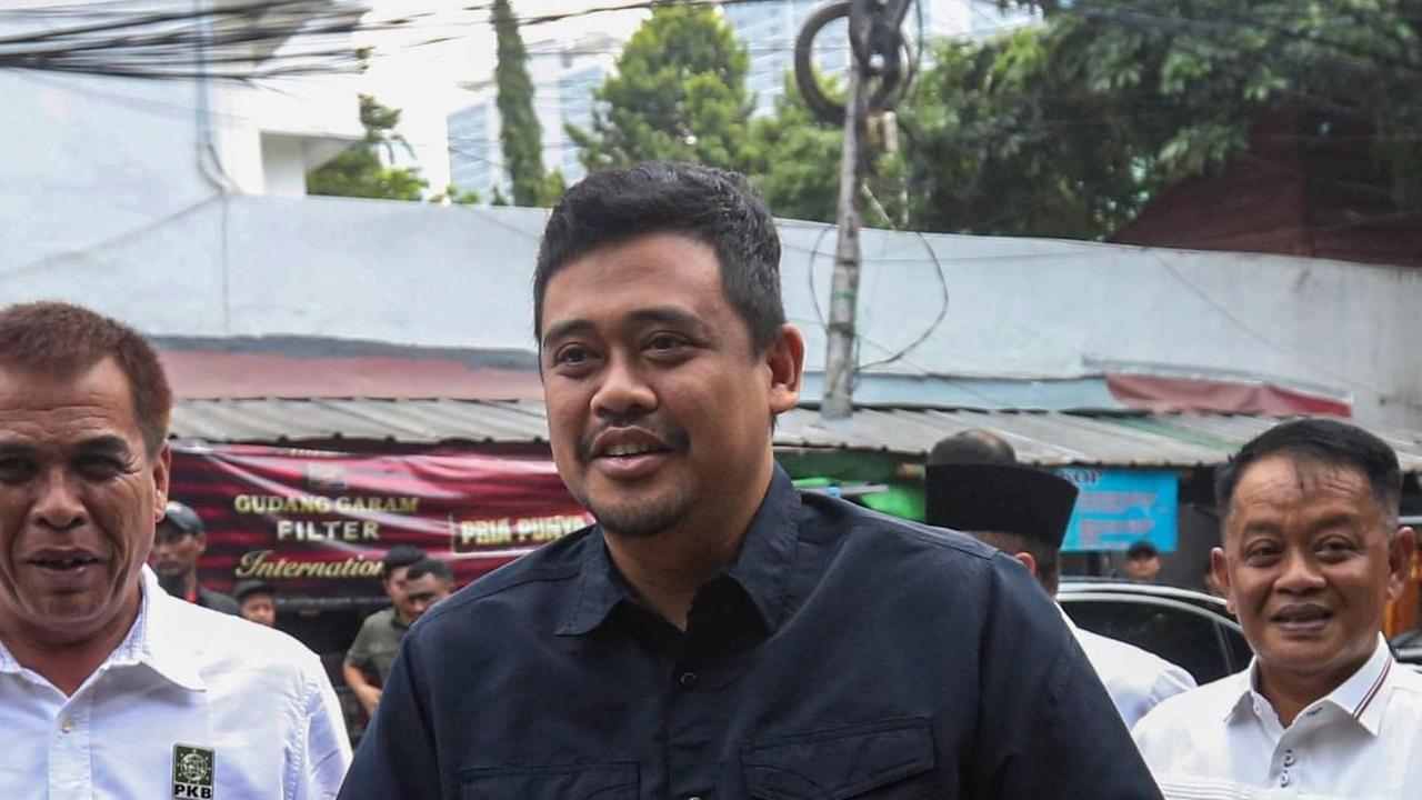 Menantu Presiden Joko Widodo (Jokowi) yang tiba sekitar pukul 14.10 itu terlihat disambut dengan karpet merah yang digelar di deppan markas PKB. Foto: Liputan6.com / Angga Yuniar<br>