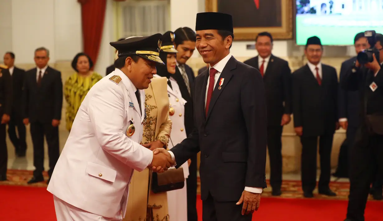 Presiden Joko Widodo (Jokowi) memberikan ucapan selamat kepada Gubernur Lampung, Arinal Djunaidi usai pelantikan di Istana Negara, Jakarta, Rabu (12/6/2019). Arinal Djunaidi dan Chusnunia Chalim dilantik sebagai Gubernur dan Wakil Gubernur Lampung periode 2019-2024. (Liputan6.com/HO/Irwan)