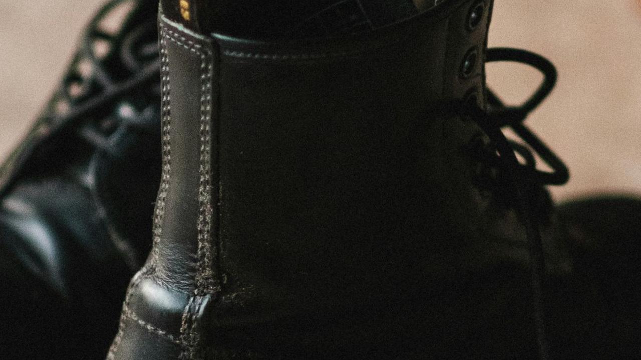 <b>Sepatu dengan Warna Hitam</b>