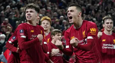 Pemain Liverpool Curtis Jones (kanan) dan Neco Williams merayakan gol bunuh diri pemain Shrewsbury Town Ro-Shaun Williams pada pertandingan ulang babak keempat Piala FA di Anfield Stadium, Liverpool, Inggris, Selasa (4/2/2020). Liverpool menang 1-0. (AP Photo/Jon Super)