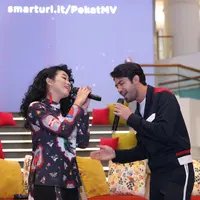 Tidak hanya piawai dalam akting, aktor yang banyak menyabet penghargaan Reza Rahadian juga unjuk kemampuan di dunia tarik suara. Ia berduet dengan Yura Yunita. (Daniel Kampua/Bintang.com)