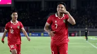 Selebrasi pemain Timnas Indonesia U-23, Marselino Ferdinan setelah mencetak gol ke gawang Chinese Taipei U-23 dalam pertandingan Grup K Kualifikasi Piala Asia U-23 2024 di Stadion Manahan, Solo, Sabtu (9/9/2023). (Bola.com/Arief Bagus)