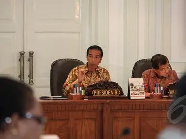 Presiden Jokowi bersama Wapres Jusuf Kalla memimpin sidang kabinet paripurna di kantor Presiden, Jakarta, Selasa (19/5). Rapat tersebut membahas beberapa hal seperti persiapan menjelang Ramadhan dan Hari Raya Idul Fitri 1436 H (Liputan6.com/Faizal Fanani)