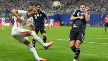 Pemain Inggris Harry Kane berebut bola dengan pemain ASrgentina Julian Alvarez (selama pertandingan semifinal Piala Dunia antara Inggris dan Argentina di Atlanta, Rabu, 15 Juli 2026. (AP Photo/Jeff Roberson)