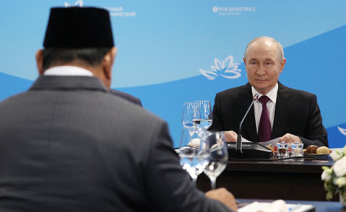 Prabowo dan Putin Bahas Kemitraan Indonesia Rusia di Vladivostok