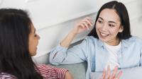 Salah satu tanda demensia di usia muda adalah sering seklai mengulang cerita yang sama setiap kali dengan teman atau keluarga. (Foto dok: Freepik/jcomp).