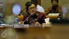 Menteri Keuangan Bambang Brodjonegoro mengikuti rapat kerja dengan Komisi XI di Komplek Parlemen Senayan, Jakarta, Selasa (6/10/2015). Rapat tersebut membahas rencana kerja dan anggaran Kementrian Keuangan tahun 2016. (Liputan6.com/Johan Tallo)