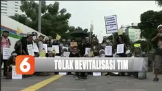 Menolak revitalisasi Taman Ismail Marzuki (TIM), puluhan seniman menggelar aksi bisu dan teaterikal di trotoar pada Jumat petang. Revitalisasi ditolak karena TIM yang merupakan rumah seniman hendak disulap menjadi tempat komersial oleh Pemda DKI Jaka...
