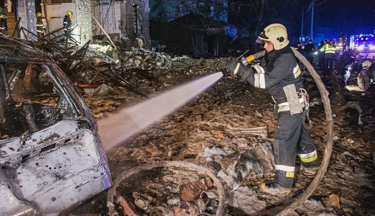 Seperti dilansir Reuters, Kamis (11/1/2024), serangan rudal Rusia itu mengenai sebuah hotel di pusat kota Kharkiv pada Rabu (10/1) tengah malam waktu setempat. (Ukrainian Emergency Service via AP)
