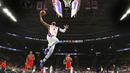 Aksi pemain Detroit Pistons, Andre Drummond #0 saat melakukan dunks melawan Chicago Bulls pada laga NBA di Auburn Hills, (07/12/2016). Detroit menang 102-91. (AP/Paul Sancya)