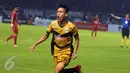 Pemain tengah Mitra Kukar, Yogi Rahadian berlari usai mencetak gol ke gawang Semen Padang di final turnamen piala Jenderal Sudirman di Stadion GBK Jakarta, Minggu (24/1/2016). Gol Yogi dicetak pada menit 89. (Liputan6.com/Helmi Fithriansyah)