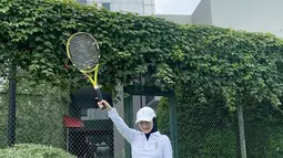 Mencoba serunya olahraga tennis lapangan yang cukup banyak digemari para selebriti. Melody bermain bersama sahabatnya dengan tampil berbusana sporty nan panjang. Terkadang ia tetap memakai hijab atau hoodie dan menutup bagian kepalanya. (Liputan6.com/IG/@melodylaksani92)