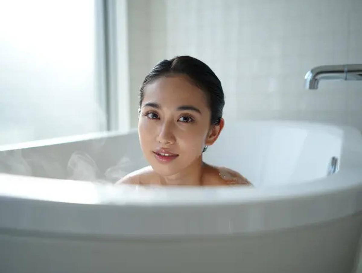 Mandi Air Dingin atau Hangat? Mana yang Lebih Sehat untuk Tubuh?