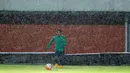 Andik Vermansah diguyur hujan pada sesi latihan uji coba lapangan di Stadion Maguwoharjo, Sleman, Sabtu (08/10/2016). (Bola.com/Nicklas Hanoatubun)