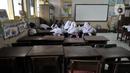 Deretan bangku kosong akibat banyak siswa tidak masuk sekolah di SDN Bukit Duri 11, Jakarta, Senin (6/1/2020). Sebagian siswa di sekolah ini mengenakan pakaian bebas dan sandal akibat seragam serta sepatu mereka hilang terbawa arus banjir. (merdeka.com/Iqbal S. Nugroho)