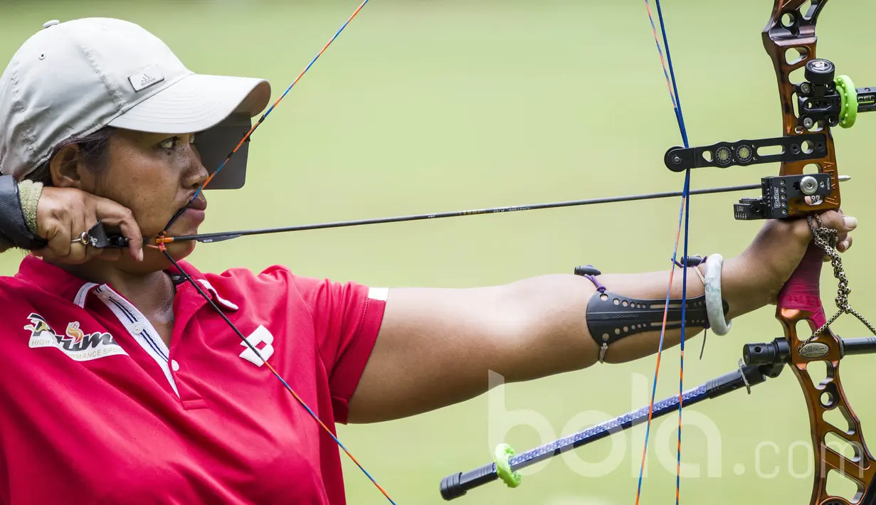 Pepanah Indonesia, Rona Siska Sari, mengikuti pemusatan latihan nasional jelang SEA Games 2017 di Cibubur, Jakarta Timur, Rabu (26/4/2017). (Bola.com/Vitalis Yogi Trisna) 