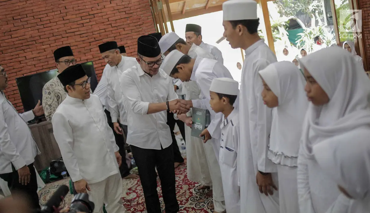 Menteri Ketenagakerjaan Hanif Dhakiri bersalaman dengan anak-anak saat menghadiri pembukaan Nusantara Bertauhid di Ciganjur, Jakarta, Kamis (14/3). Acara ini mengusung tema 'Khataman Alquran untuk Persatuan Indonesia'. (Liputan6.com/Faizal Fanani)
