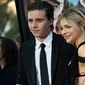 Aktris Chloe Grace Moretz bersama sang pacar Brooklyn Beckham menghadiri  Amerika Premier film "Neighbors 2: Sorority Rising" di Westwood, California (16/5/2016). (AFP PHOTO / VALERIE MACON)