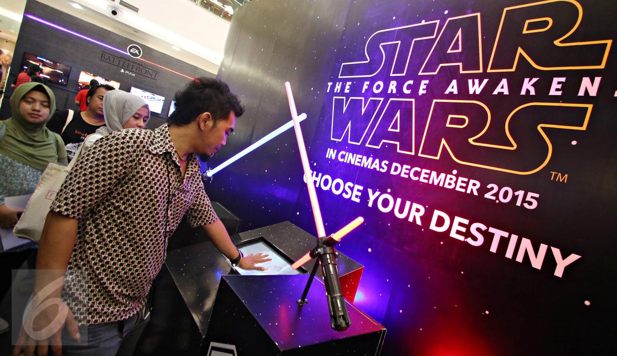 Pengunjung mencoba salah satu game di wahana dunia petualangan intergalaksi 'Star Wars: The Force Awekens', Jakarta, (7/12). Ini diadakan menyambut film terbaru Star Wars serta mengisi Hari Natal dan Tahun Baru. (Liputan6.com/Immanuel Antonius)