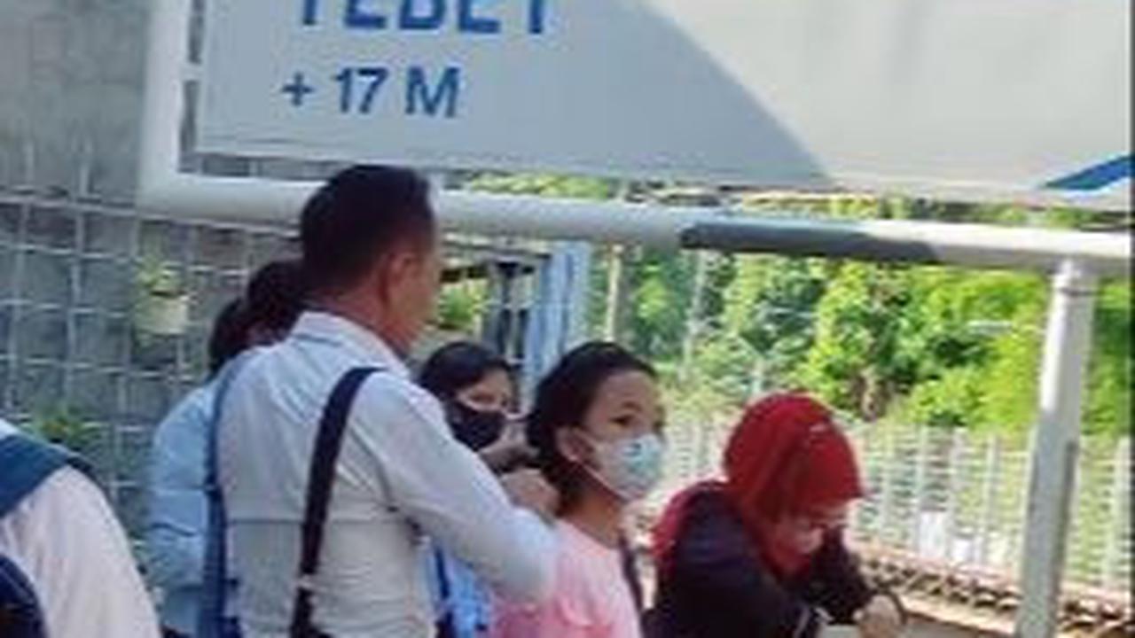 Dalam video tersebut merekam saat seorang pria yang menggunakan kemeja putih dan tas selempang tengah menyisir putrinya.