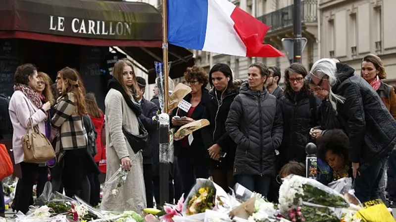 Dekorasi Merah-Putih-Biru Warnai Peringatan Korban Teror Paris