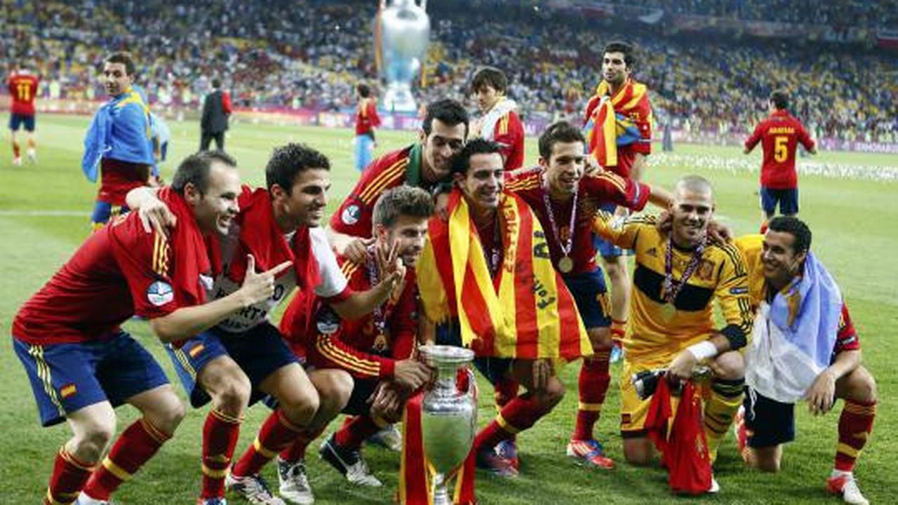 Ekspresi pemain Spanyol saat mengangkat tropi