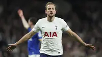 Harry Kane. Striker Inggris berusia 28 tahun yang kini memasuki musim ke-12 bersama Tottenham Hotspur ini total mencetak 176 gol di Liga Inggris. Seluruh gol dicetak bersama The Lilywhites mulai 2010/2011 hingga kini. Ia baru saja melampaui catatan gol Thierry Henry dengan 175 gol. (AP/Ian Walton)