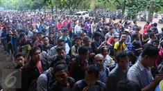 Ribuan orang mengantri untuk mendaftarkan diri mereka untuk menjadi pengemudi Uber di Jakarta, Selasa (24/5). Uber Indonesia membuka lowongan menjadi driver Uber Motor dengan target 10.000 pengemudi. (Liputan6.com/Angga Yuniar)