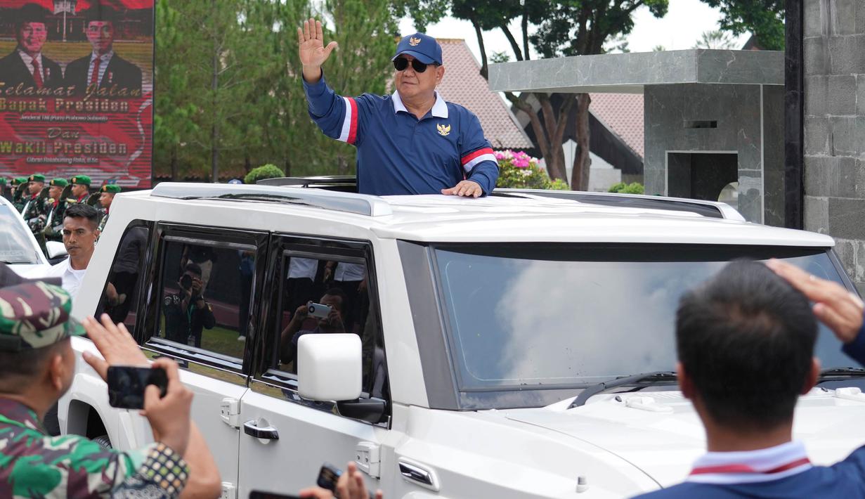 Presiden Republik Indonesia, Prabowo Subianto melambaikan tangan saat meninggalkan Akademi Militer setelah retret kabinet Merah Putih di Magelang, Jawa Tengah, Minggu 27 Oktober 2024. (AP Photo/Achmad Ibrahim)