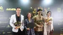 Nicolas Saputra, Mira Lesmana, El Putra Sarira dan Leya Princy (kiri ke kanan) berfoto bersama Piala Citra FFI pada malam penganugerahan di Taman Ismail Marzuki (TIM) Jakarta pada Kamis (20/11/2025) malam. (Kapanlagi.com/Budy Santoso)